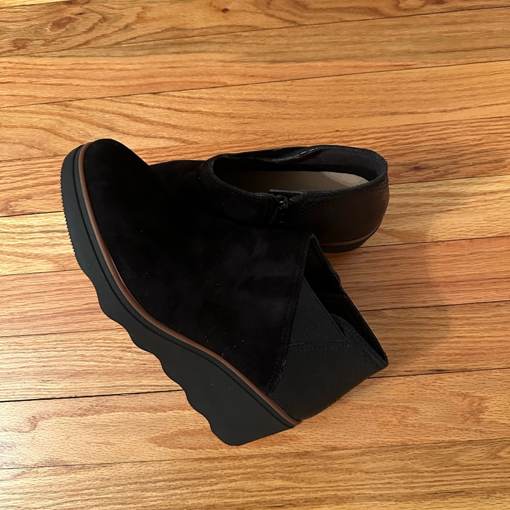 NWOT CLARKS  SIZE 8 Wedge boots